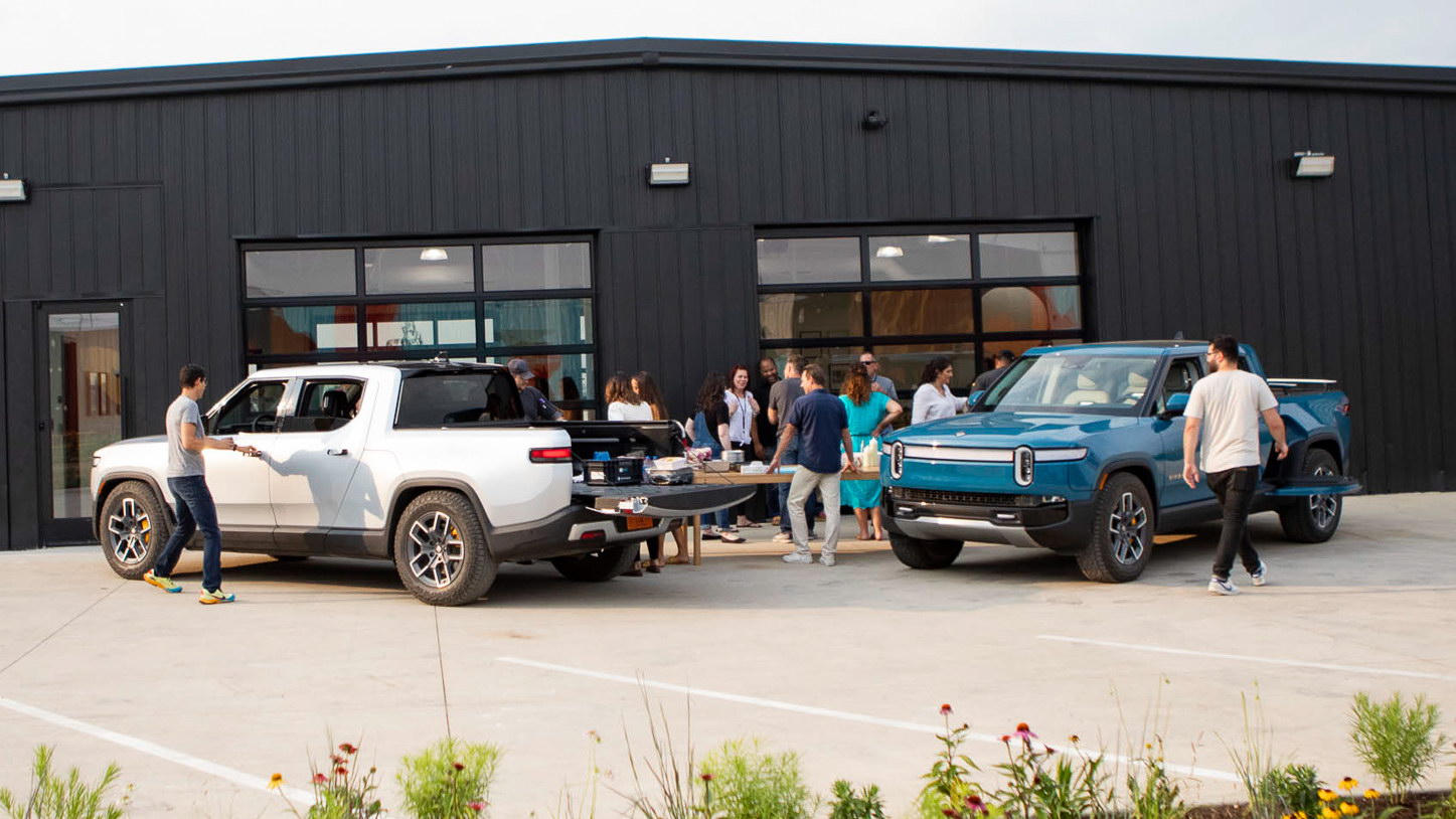 Rivian R1T Опережая Теслу: Rivian запустил в серию электрический пикап R1T